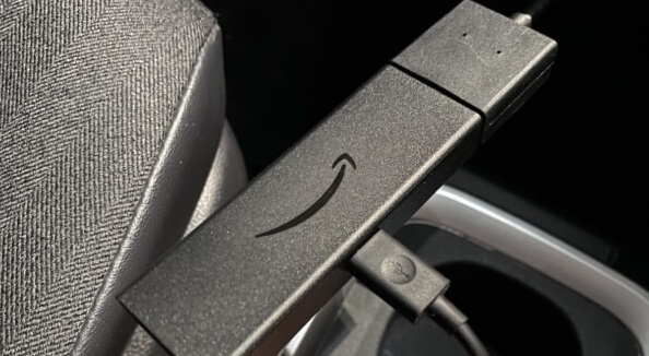 Fire TV Stickを車に差し込む